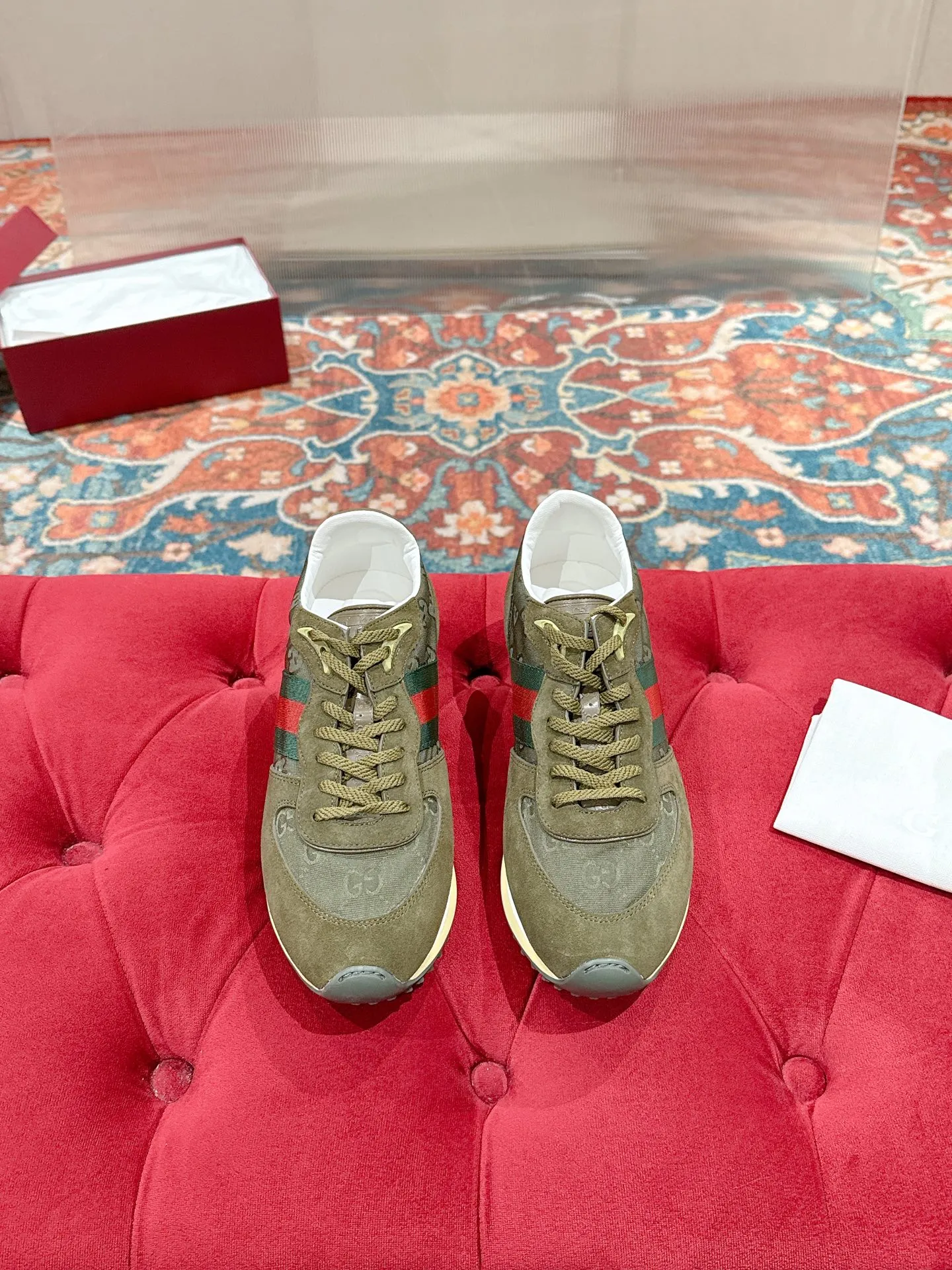 p700🐮🐮 GUCCI 2025 latest spring and summer catwalk style sports shoes Forrest Gump shoes 25 super popular show items with high appearance rate and many celebrities and Internet celebrities. The classic shoe design uses innovative stitching technology to create a water-like flowing texture. Super comfortable on the feet. Leather splicing and breathable logo fabric with classic green and red webbing embellishment. All show the brand tone (buttons are removable) original molded combination outsole ▪️Size: Male 39-44 (Male 45, customized, non-returnable)